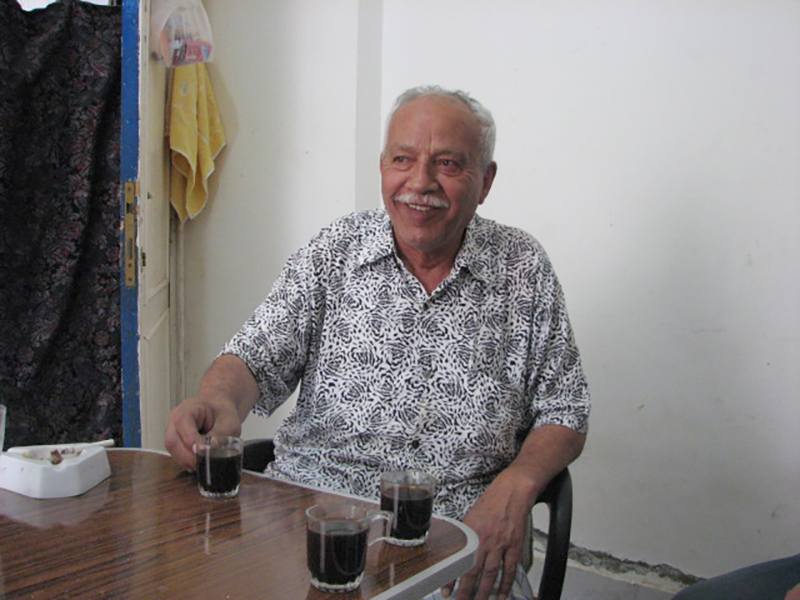 Samir Trabulsi in seiner einfachen Wohnung in einem Slumquartier ausserhalb von Kairo. Auch wenn er nicht viel hat, alles wird mit dem Gast geteilt.
