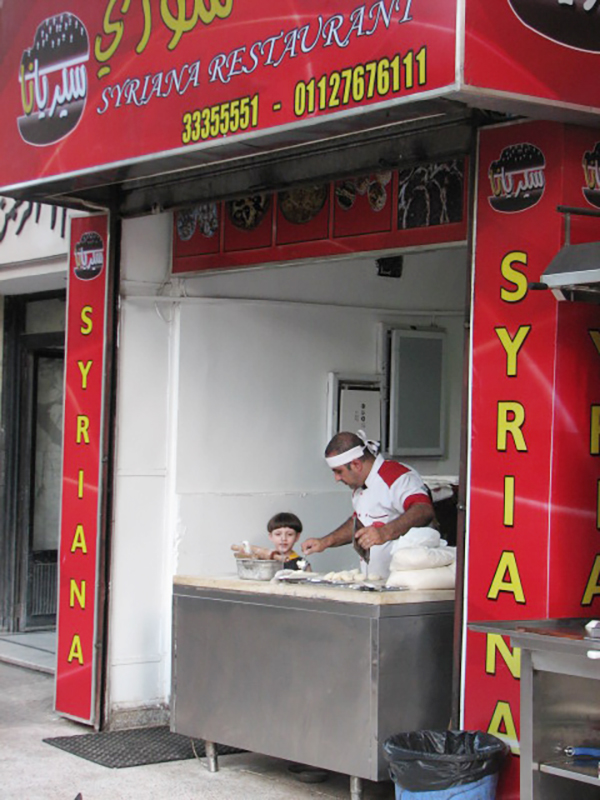 Die syrische Küche ist in Ägypten beliebt. Viele Flüchtlinge eröffnen deshalb Imbissbuden,Restaurants und Konditoreien.