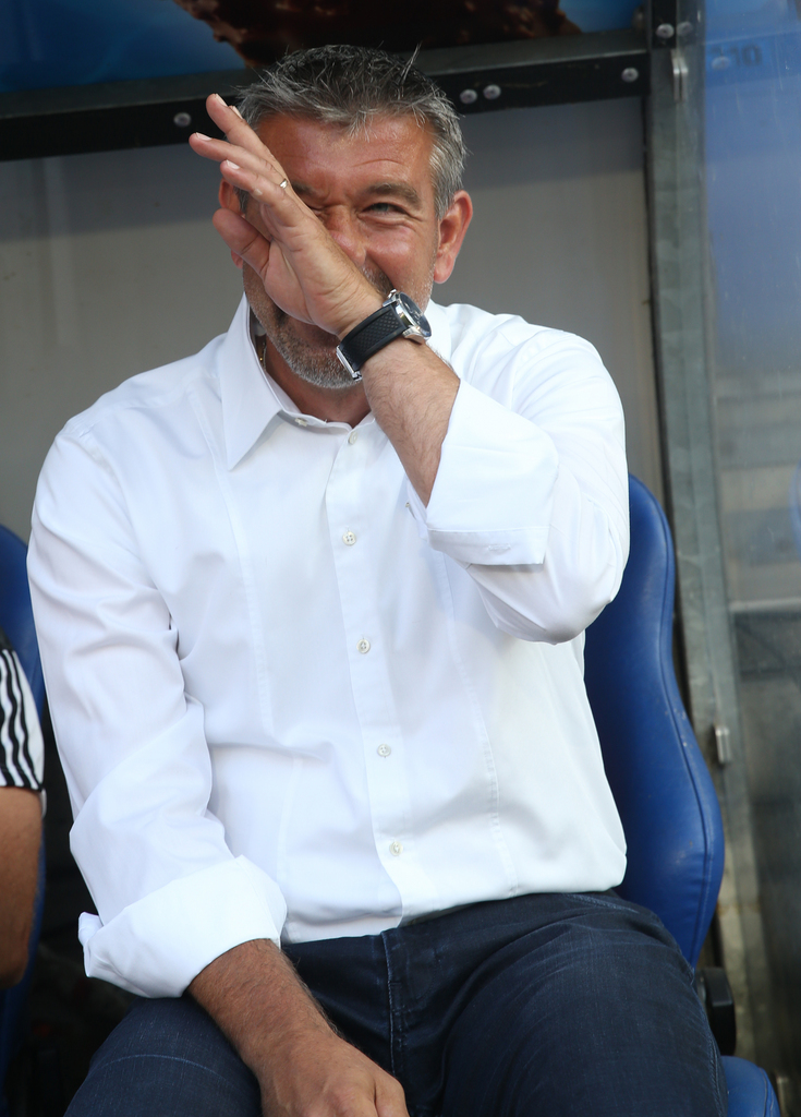 Basels Trainer Urs Fischer im Fussball-Freundschaftsspiel zwischen dem FC Basel und Bayer 04 Leverkusen, am Mittwoch, 15. Juli 2015, im St. Jakob Park Stadion in Basel. (KEYSTONE/Patrick Straub)