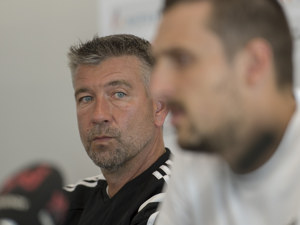 Urs Fischer, der neue Trainer des FC Basel 1893, links, spricht an einer Pressekonferenz im Medienzentrum des Stadions St. Jakob-Park in Basel, am Freitag, 17. Juli 2015. (KEYSTONE/Georgios Kefalas)