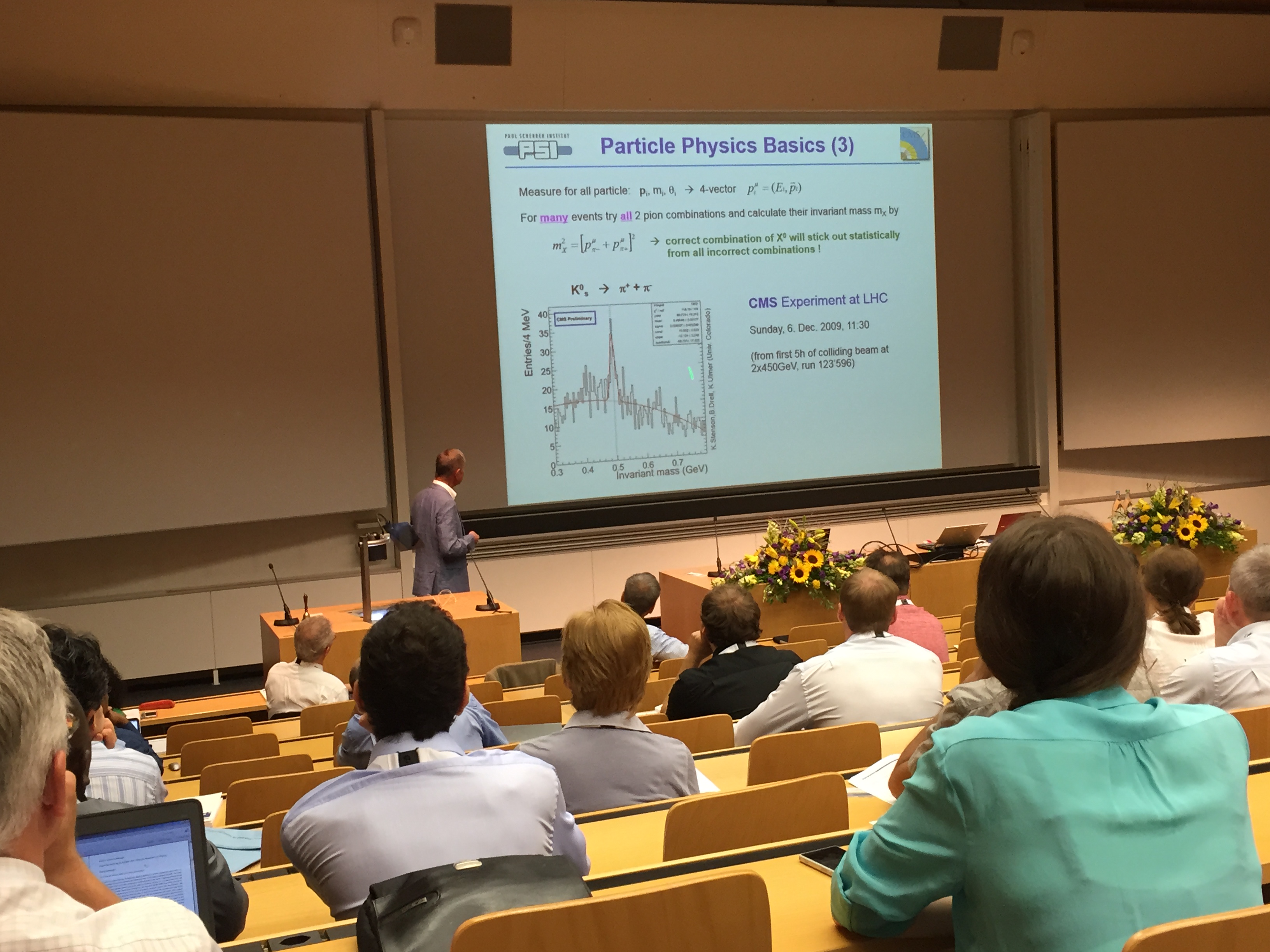 Sensor-Konferenz am Biozentrum in Basel: Der Redner spricht über das Cern nahe von Genf, die Gäste hören gebannt zu.