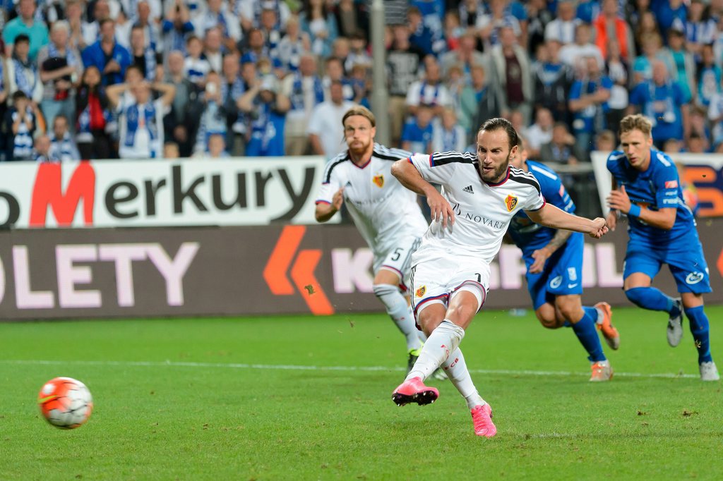 epa04865514 Shkelzen Gashi of FC Basel fails to score by penalty during the UEFA Champions League third qualifying round first leg soccer match between Lech Poznan and FC Basel in Poznan, Poland, 29 July 2015. EPA/Jakub Kaczmarczyk POLAND OUT