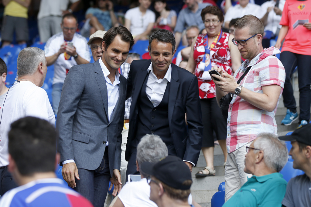 Swiss tennis player Roger Federer, left, and Basel's president Bernhard Heusler, right, pose for a picture for the fans prior to the Swiss Cup final soccer match between FC Basel and FC Sion at the St. Jakob-Park stadium in Basel, Switzerland, Sunday, June 7, 2015. (KEYSTONE/Peter Klaunzer)