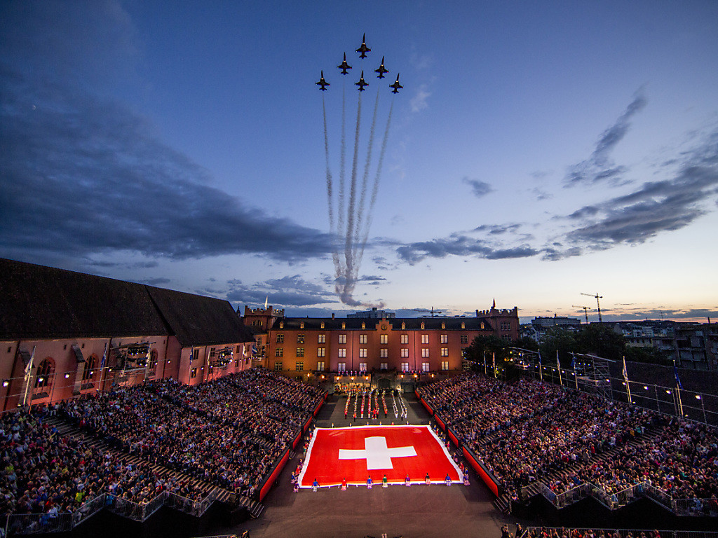 Basel Tattoo mit Militärjets im Tiefflug als Abschlusshöhepunkt