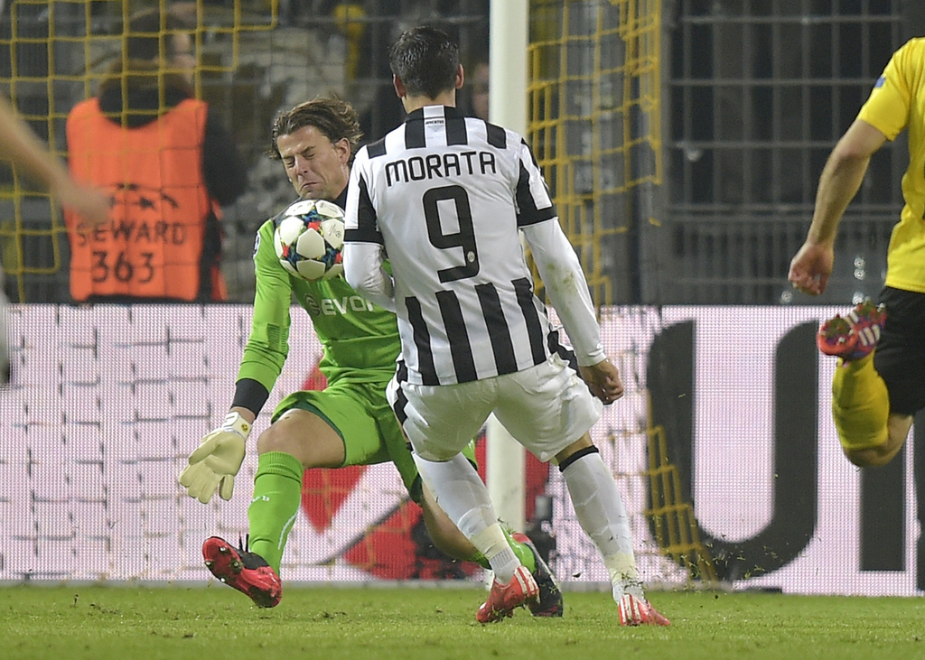 Dortmund's goalkeeper Roman Weidenfeller, left, and Juventus' Alvaro Morata challenge for the ball during the Champions League round of 16 second leg soccer match between Borussia Dortmund and Juventus Turin on Wednesday, March 18, 2015 in Dortmund, Germany. (AP Photo/Martin Meissner)