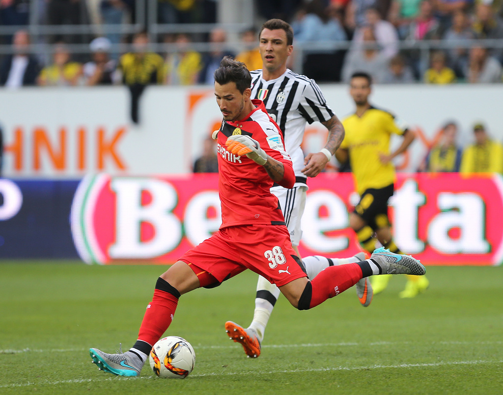Dortmund's goalkeeper Roman Buerki, front, and Juventus' Mario Mandzukic, back, fight for the ball during the friendly game between Borussia Dortmund and Juventus Turin in the AFG-Arena in St. Gallen, Switzerland, Saturday, 25 July 2015. (KEYSTONE/Eddy Risch)
