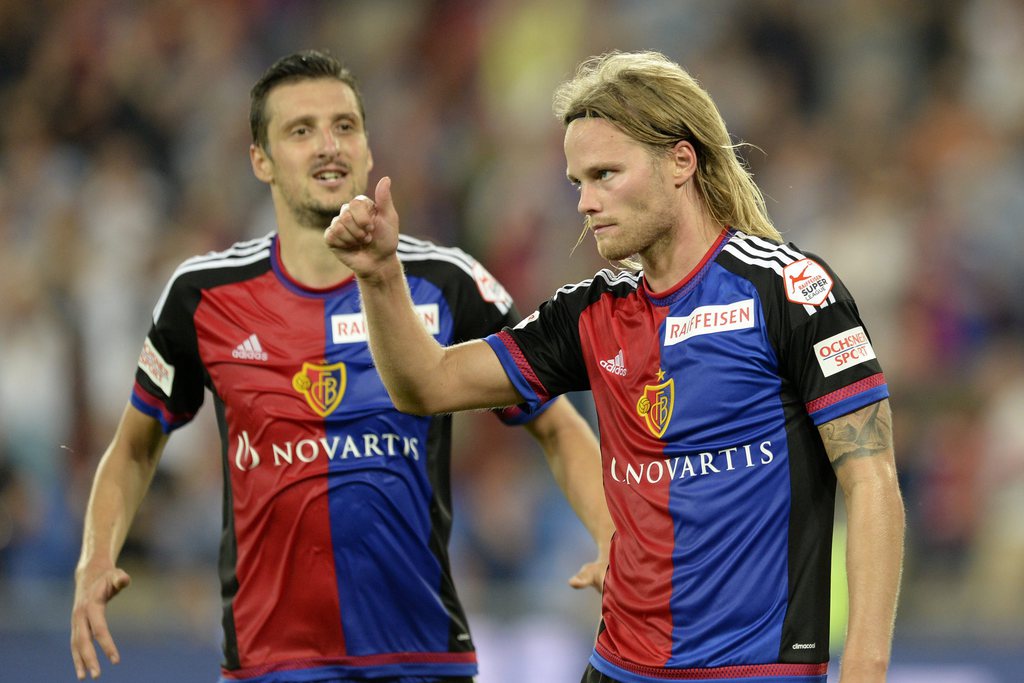 epa04873424 Basel's Birkir Bjarnason, right, cheers after scoring during an UEFA Champions League third qualifying round second leg soccer match between Switzerland's FC Basel 1893 and Poland's KKS Lech Poznan in the St. Jakob-Park stadium in Basel, Switzerland, on Wednesday, August 5, 2015. EPA/GEORGIOS KEFALAS