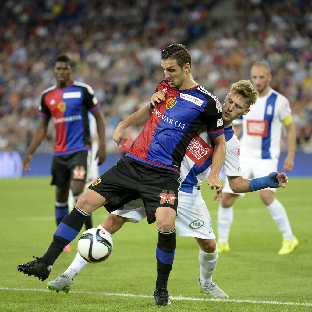 Basel's Zdravko Kuzmanovic, left, fights for the ball against Poznan's Barry Douglas, right, during an UEFA Champions League third qualifying round second leg soccer match between Switzerland's FC Basel 1893 and Poland's KKS Lech Poznan in the St. Jakob-Park stadium in Basel, Switzerland, on Wednesday, August 5, 2015. (KEYSTONE/Georgios Kefalas)