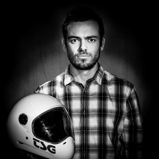 Der Skater als Designer: Martin Siegrist mit seinem Helm, der zum Verkaufsschlager wurde.