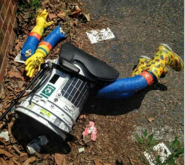 Trauriges Ende für den kleinen Roboter Hitchbot. Bei seiner jüngsten Reise durch die USA geriet er in die Hände von Vandalen und wurde dabei zerstört.