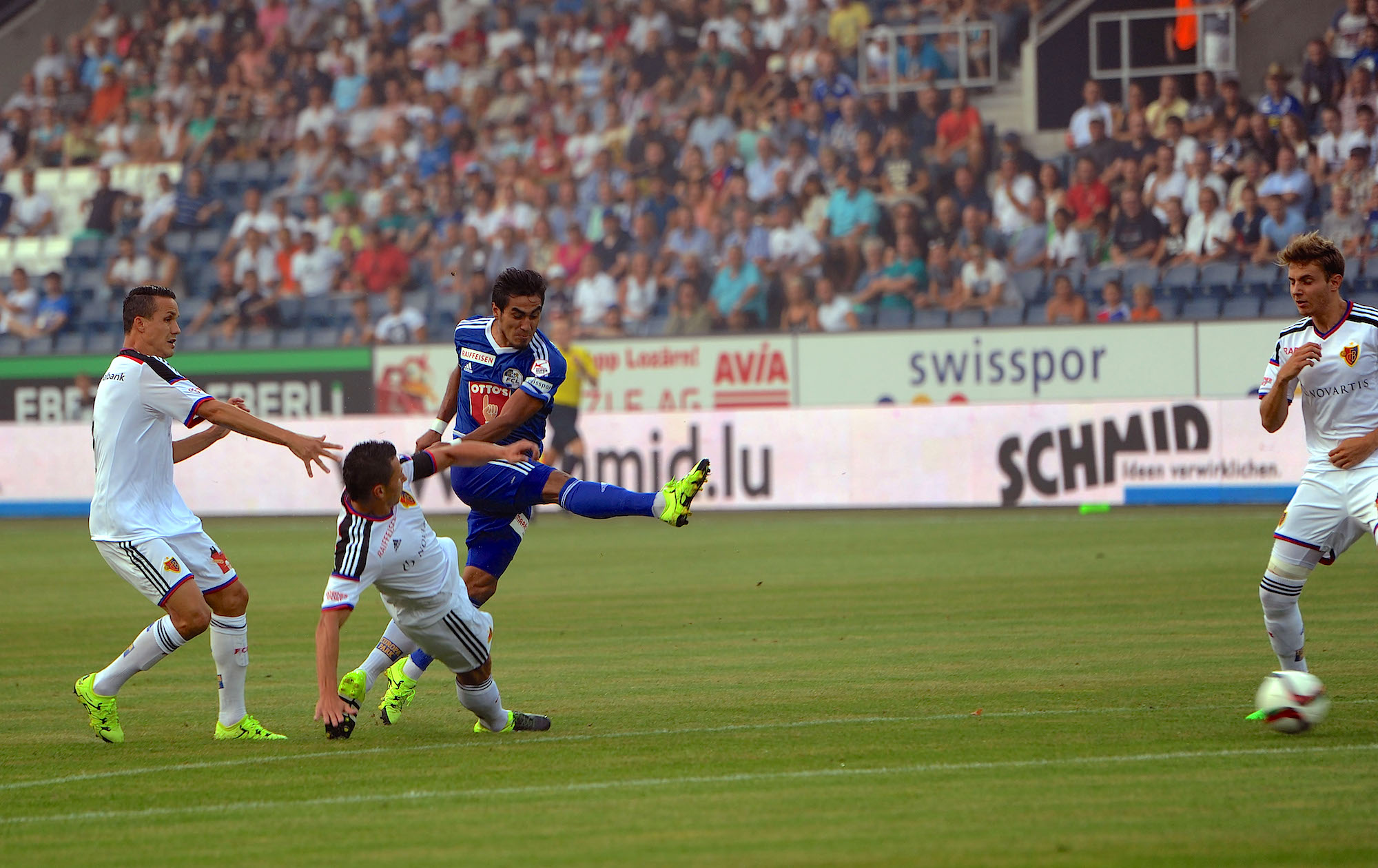 Dario Lezcano trifft zum Luzerner 1:0 – Marek Suchys Notgrätsche kommt zu spät.