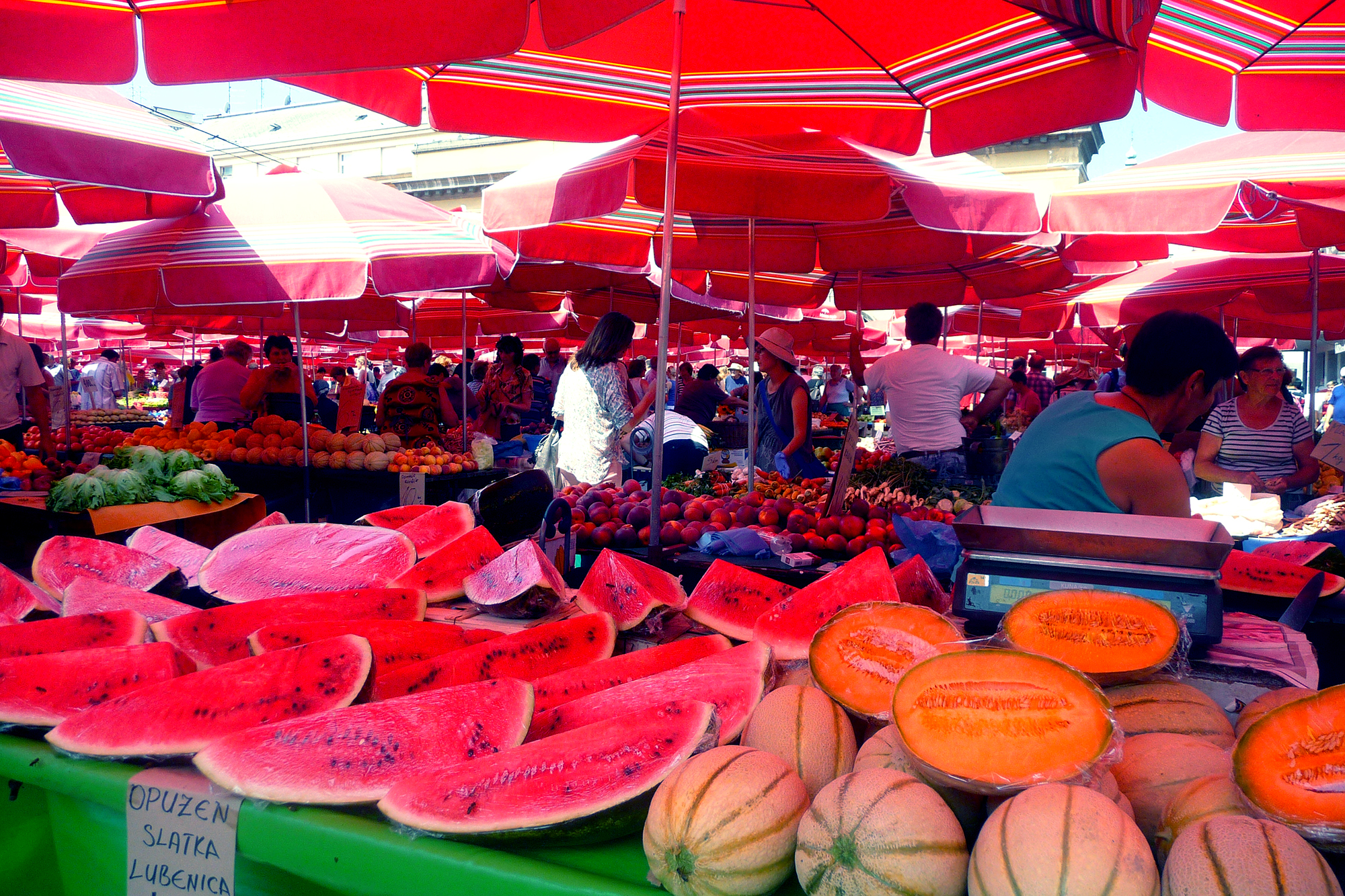 Täglich findet unter den roten Sonnenschirmen des Dolac-Marktes ein geschäftiges Treiben statt.