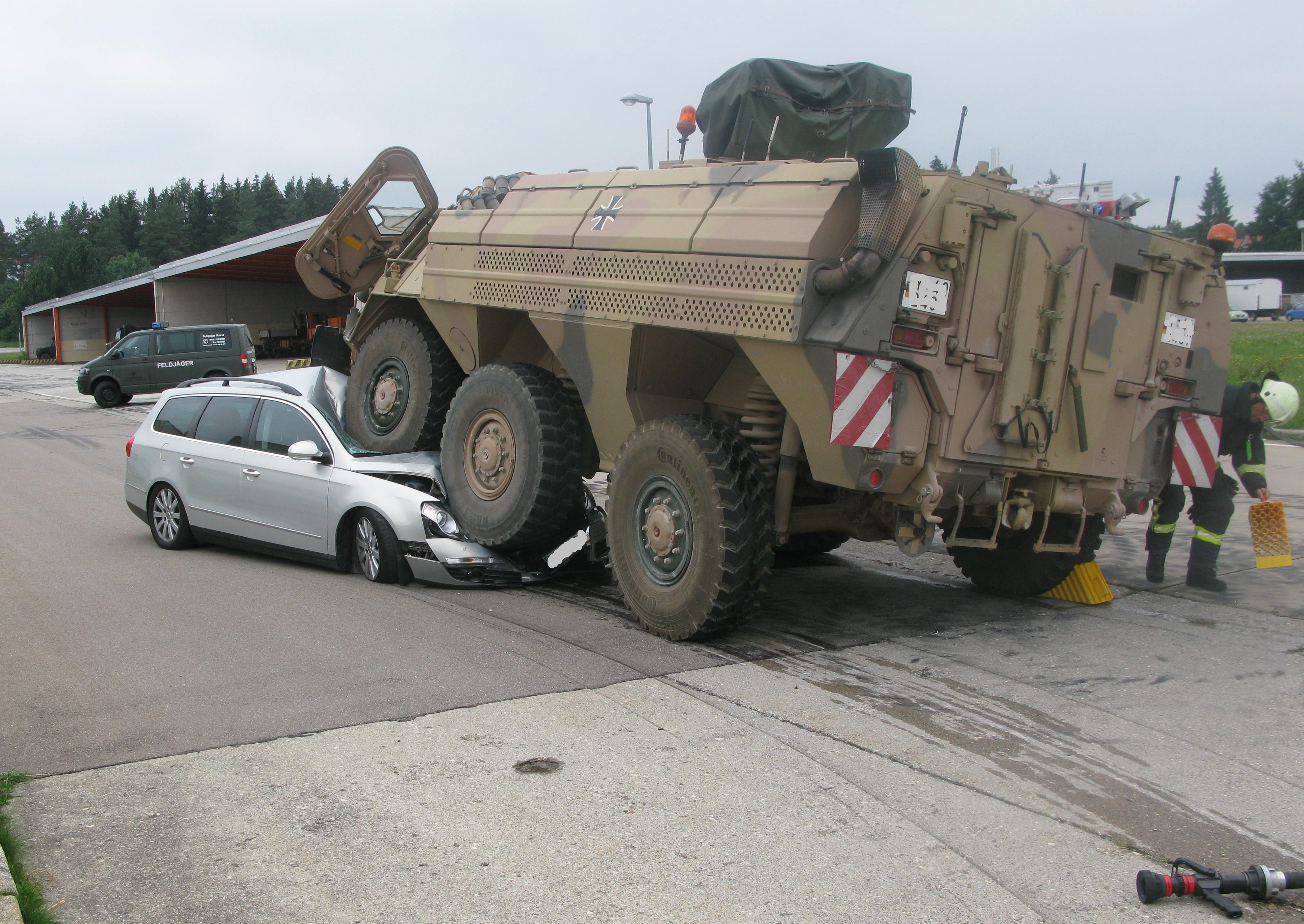 Etwas unaufmerksam: Ein Panzerfahrer übersah bei einer Testfahrt einen PKW.