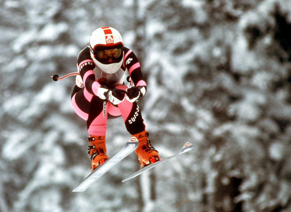Die Schweizerin Michaela Figini nimmt in angehockter Haltung eine Bodenwelle. Sie holt sich am 16. Februar 1984 bei den XIV. Olympischen Winterspielen von Sarajevo im Abfahrtslauf der Damen in 1:13,36 min die Goldmedaille. (KEYSTONE/EPU/Leonhardt)