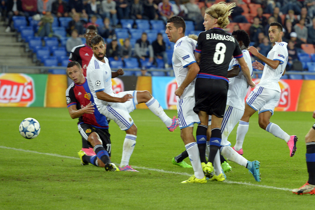 Maccabi's Eran Zahavi, right, scorers the first goal for Maccabi during the UEFA Champions League play-off round first leg soccer match between Switzerland's FC Basel 1893 and Israel's Maccabi Tel Aviv FC in the St. Jakob-Park stadium in Basel, Switzerland, on Wednesday, August 19, 2015. (KEYSTONE/Walter Bieri )