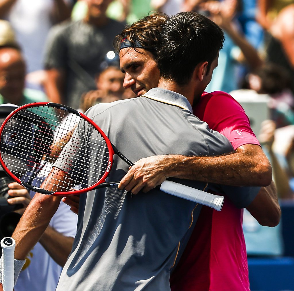 epa04895239 Novak Djokovic of Serbia (R) embraces Roger Federer of Switzerland after being defeated by Federer during the final of the Western &amp; Southern Open at the Linder Family Tennis Center in Mason, near Cincinnati, Ohio, USA, 23 August 2015. EPA/TANNEN MAURY
