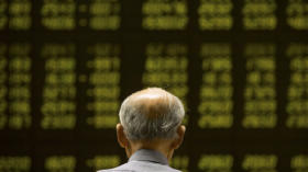 Ein chinesicher Anleger schaut in Peking auf ein Kurstableau: Die Kurse an den chinesischen Börsen sind am Dinestag erneut s