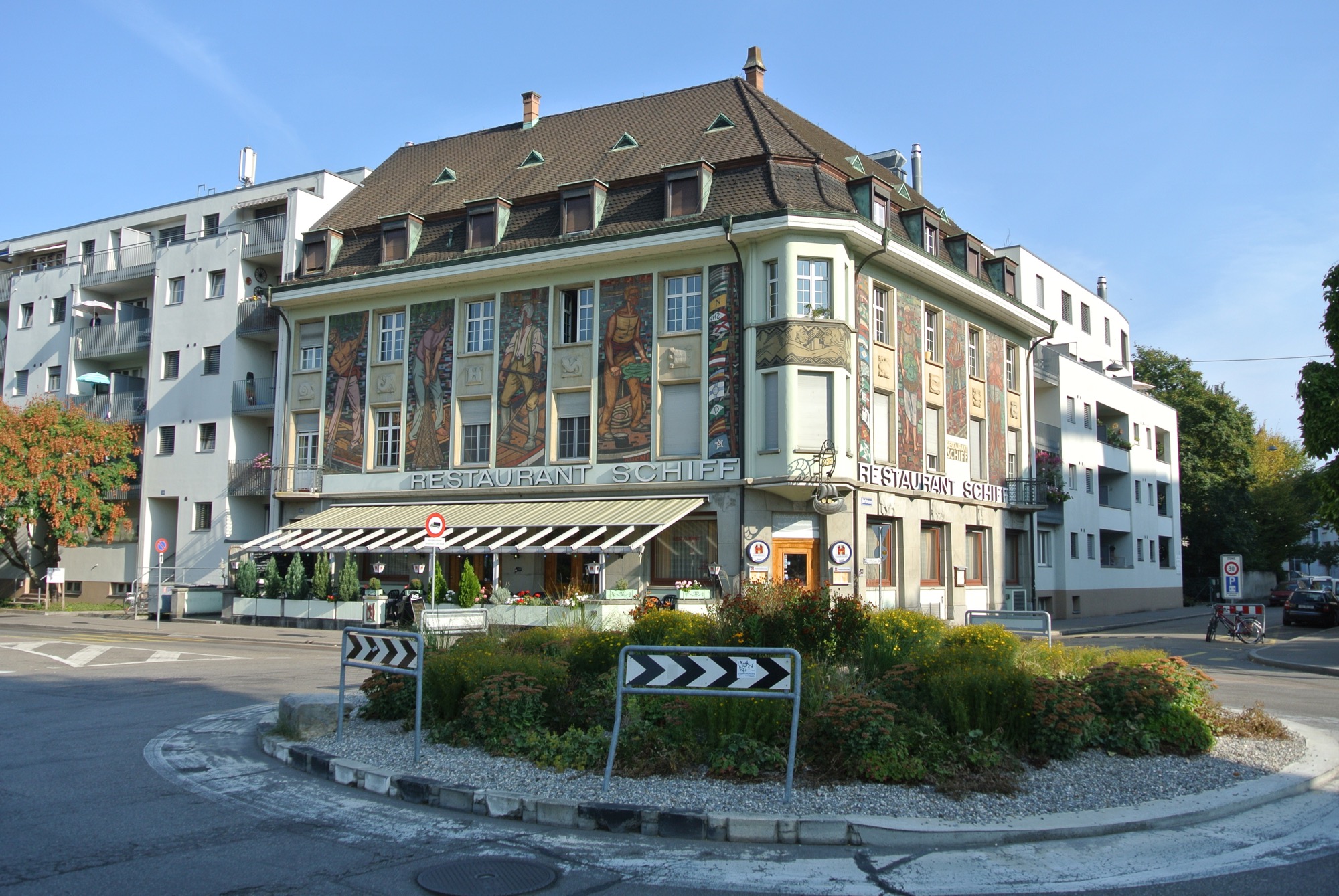 Die monumentalen Fassadenmalereien beim Restaurant Schiff hat Burkhard Mangold 1927 geschaffen.