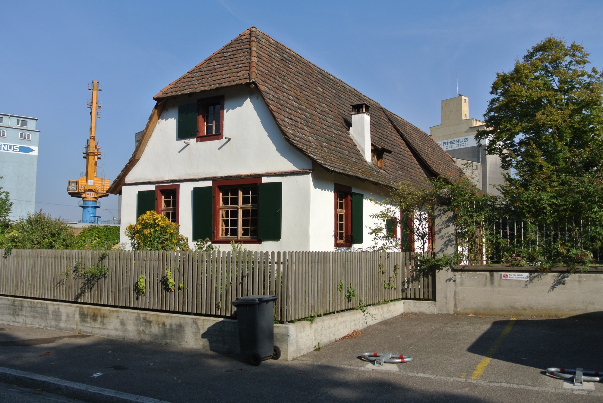 Das Fischerhaus der Familie Bürgin aus dem 18. Jahrhundert wurde 1999 bis 2002 an den heutigen Standort im Garten des Schifferhauses versetzt.