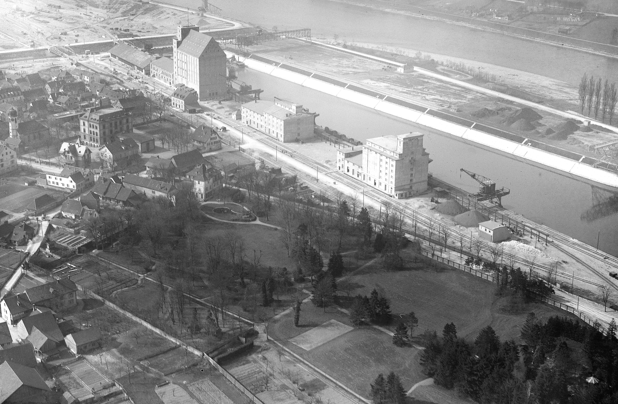 Kleinhüningen im Jahr 1926: Das Hafenbecken I ist fertiggestellt, Westquai und Klybeckquai sind noch im Ausbau, während das ehemalige Dorf in Bedrängnis gerät.