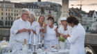 <p>Selfies in weiss: Die Gäste des White Dinner knipsen auf der Mittleren Brücke.</p>