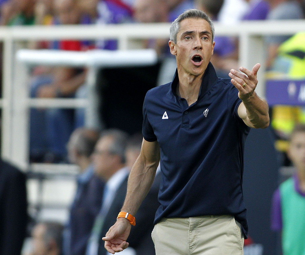 Fiorentina coach Paulo Sousa gives instructions to his players during a Serie A soccer match between Fiorentina and Genoa at the Artemio Franchi stadium in Florence, Italy, Saturday, Sept. 12, 2015. (AP Photo/Fabrizio Giovannozzi)