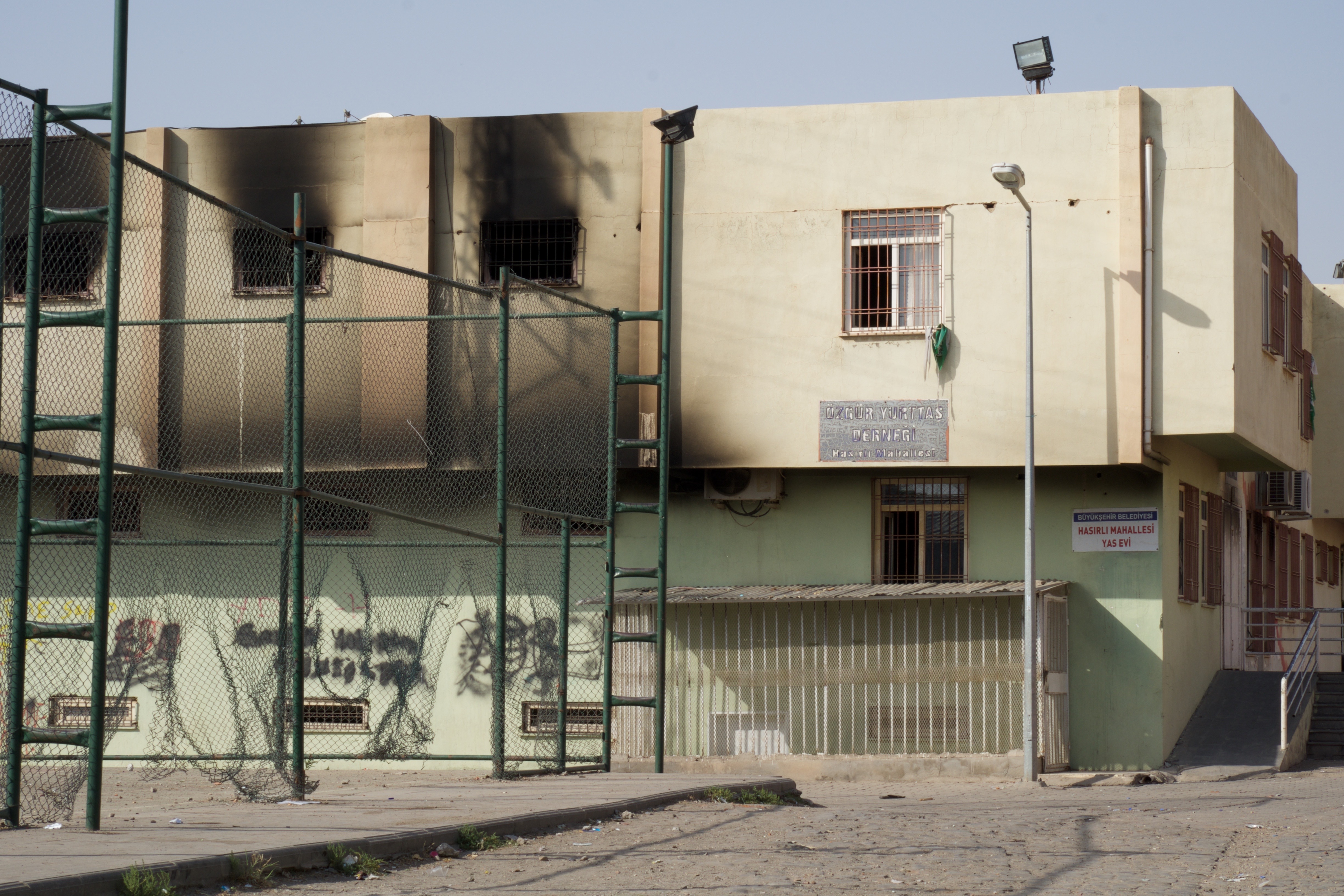 Das ausgebrannte Quartierzentrum im Hasirli Mahallesi.