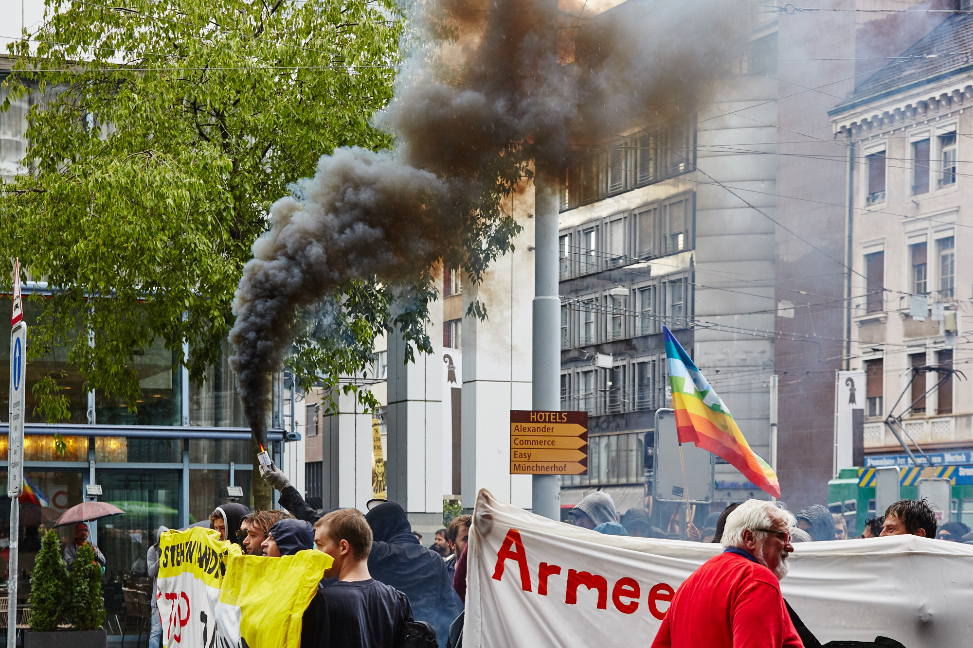 «Drecks Conex» – das Militär soll sich von Basel fernhalten, fordern die Demonstranten.