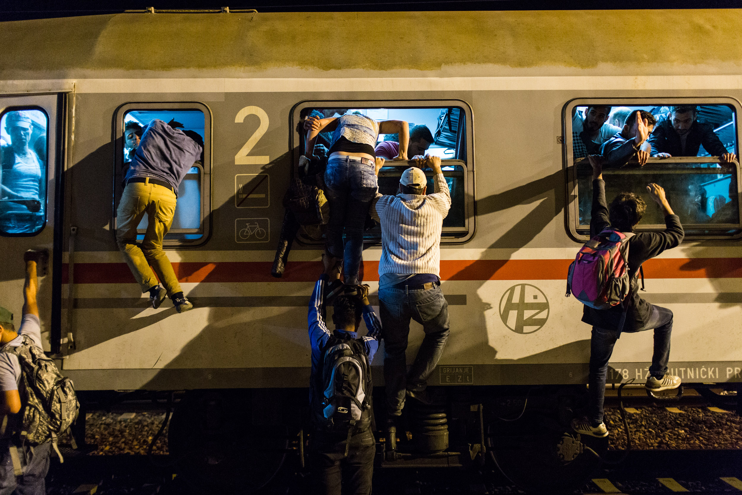 Flüchtlinge versuchen am Freitag, dem 18.9.2015, einen überfüllten Zug nach Zagreb zu betreten. Ab dem 15.9.2015 erreichten tausende Flüchtlinge Kroatien auf ihrem Weg nach Zentraleuropa, die kroatische Polizei war damit völlig überfordert.