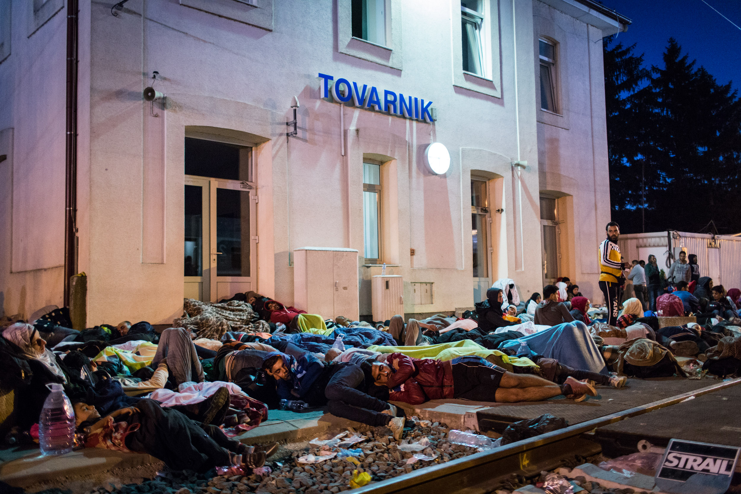 Flüchtlinge schlafen am Freitag, dem 18.9.2015, am Bahnhof von Tovarnik. Ab dem 15.9.2015 erreichten tausende Flüchtlinge Kroatien auf ihrem Weg nach Zentraleuropa, die kroatische Polizei war damit völlig überfordert.