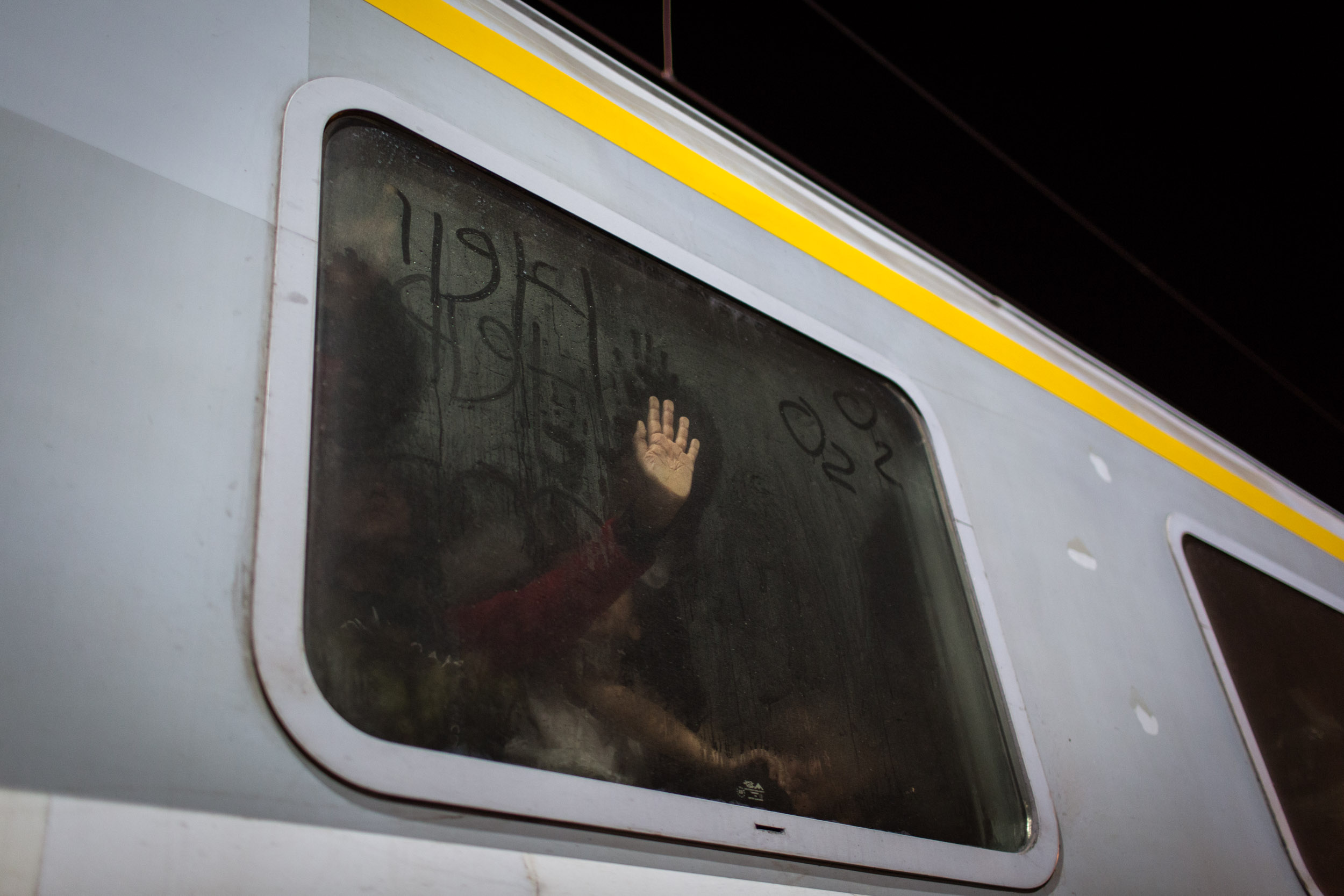 Kinder bitten am Freitag, dem 18.9.2015, am Bahnhof von Krovarnik in einem überfüllten Zug nach Zagreb um Hilfe. Ab dem 15.9.2015 erreichten tausende Flüchtlinge Kroatien auf ihrem Weg nach Zentraleuropa, die kroatische Polizei war damit völlig überfordert.