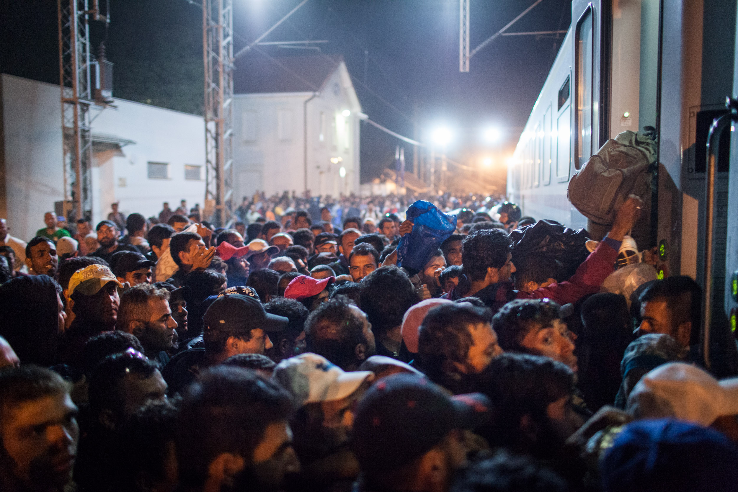 Tausende Flüchtlinge versuchen am Freitag, dem 18.9.2015 einen Zug nach Zagreb zu erreichen. Ab dem 15.9.2015 erreichten tausende Flüchtlinge Kroatien auf ihrem Weg nach Zentraleuropa, die kroatische Polizei war damit völlig überfordert.