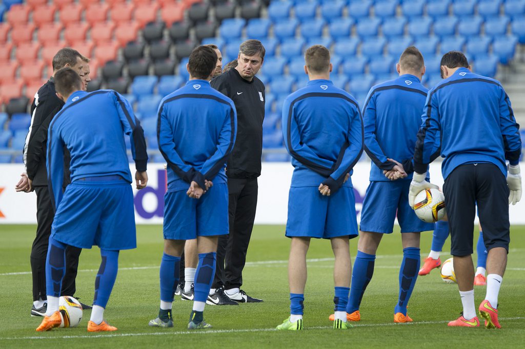 epa04957564 Maciej Skorza (C), head coach of Lech Poznan, talks to players during a training session at St. Jakob-Park stadium in Basel, Switzerland, 30 September 2015. Lech Poznan is scheduled to play against FC Basel 1893 in an UEFA Europa League group I match on 01 October 2015. EPA/GEORGIOS KEFALAS