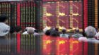 Gebannte Blicke auf die Kurstafel einer Börse in Shanghai: Auch am Dienstag stiegen die Aktien mit Verlusten in den Handel. 