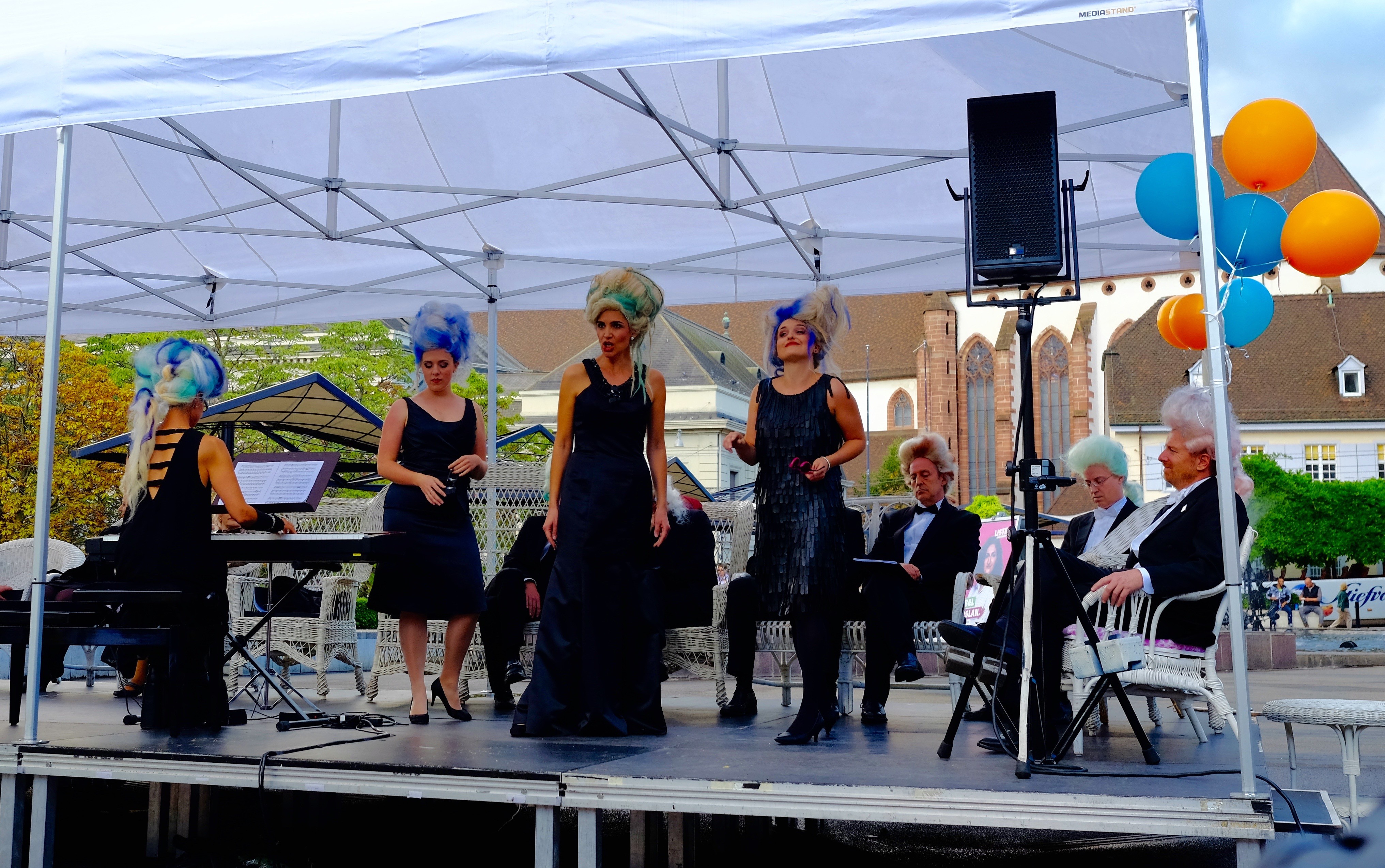 Das neue Theaterensemble präsentiert sich in der Stadt TagesWoche