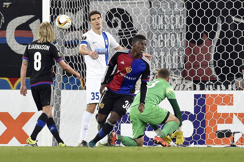 Basel's Breel Embolo, center, scores to 2-0 against Poznan's goalkeeper Maciej Gostomski, right, and Marcin Kaminski during the UEFA Europa League group I group stage matchday 2 soccer match between Switzerland's FC Basel 1893 and Poland's KKS Lech Poznan at the St. Jakob-Park stadium in Basel, Switzerland, on Thursday, October 1, 2015. (KEYSTONE/Peter Schneider)