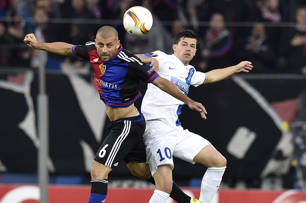 Basel's Walter Samuel, left, fights for the ball against Poznan's Darko Jevtic during the UEFA Europa League group I group stage matchday 2 soccer match between Switzerland's FC Basel 1893 and Poland's KKS Lech Poznan at the St. Jakob-Park stadium in Basel, Switzerland, on Thursday, October 1, 2015. (KEYSTONE/Peter Schneider)