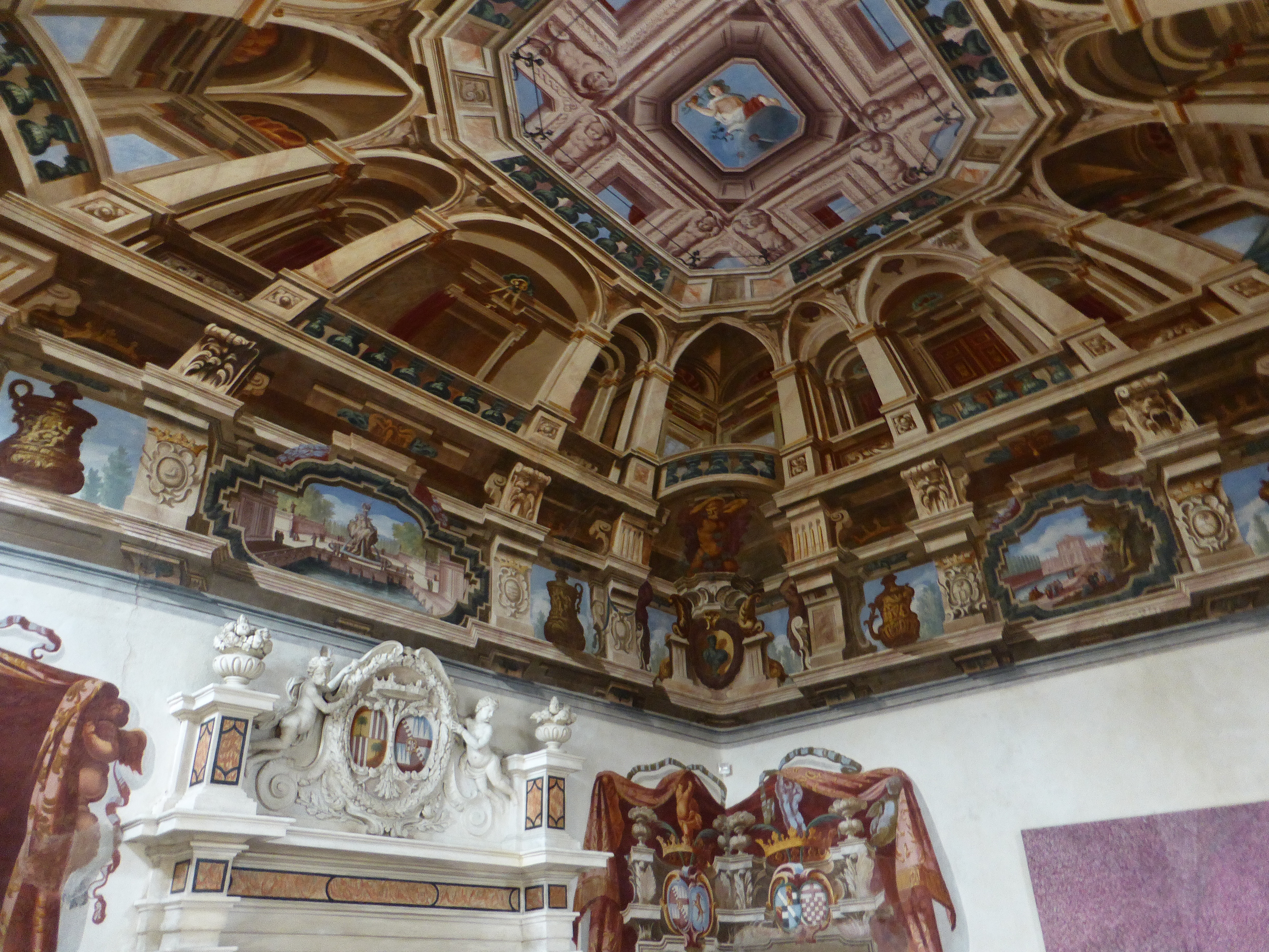 Im Saloncello (Kleinsaal) des Palazzo Salis. Die ungeheuer gross wirkende Kuppel ist bloss 70 Zentimeter hoch.