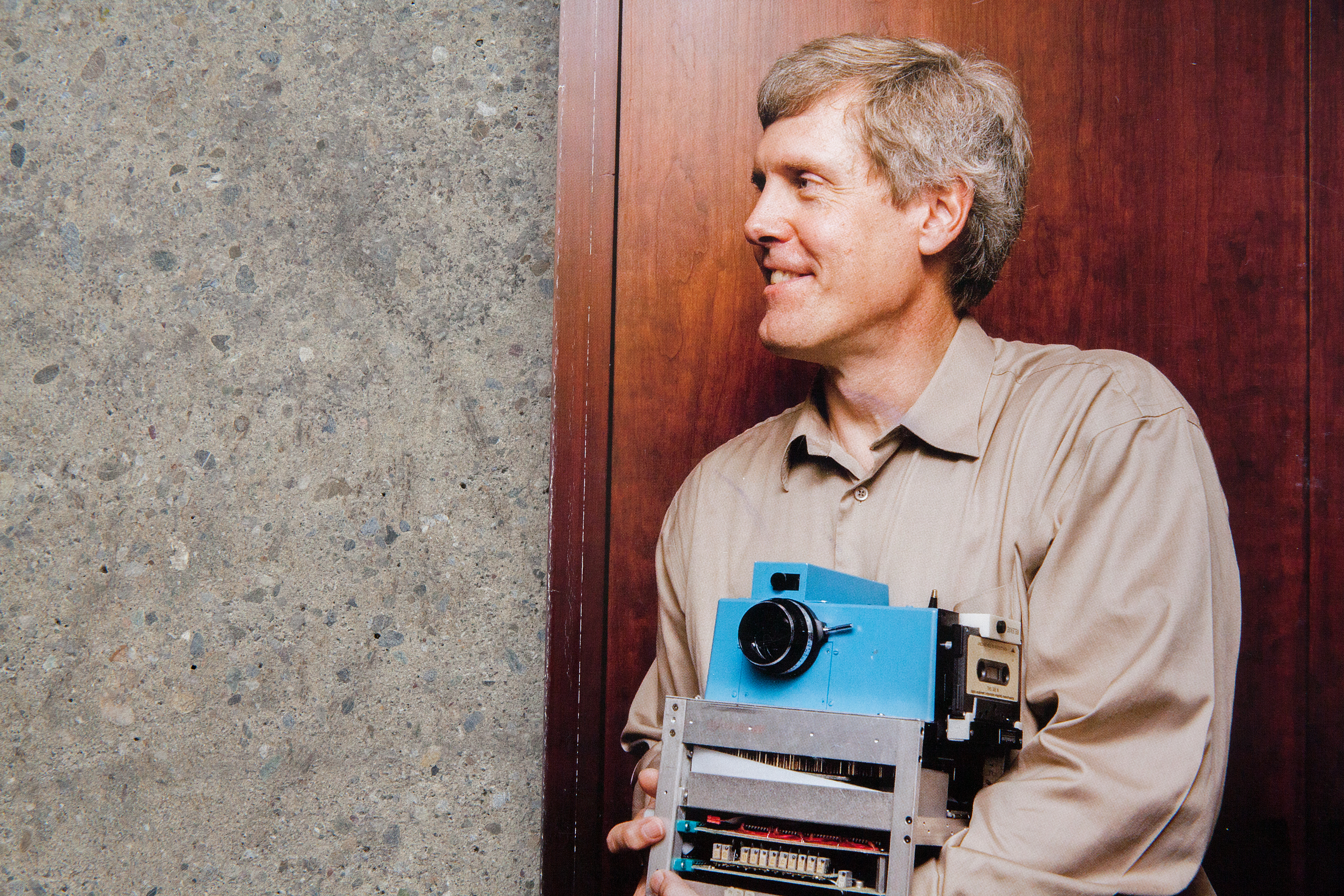 Kodak-Mitarbeiter Steven Sasson mit der von ihm erfundenen ersten tragbaren Digitalkamera, 1976.