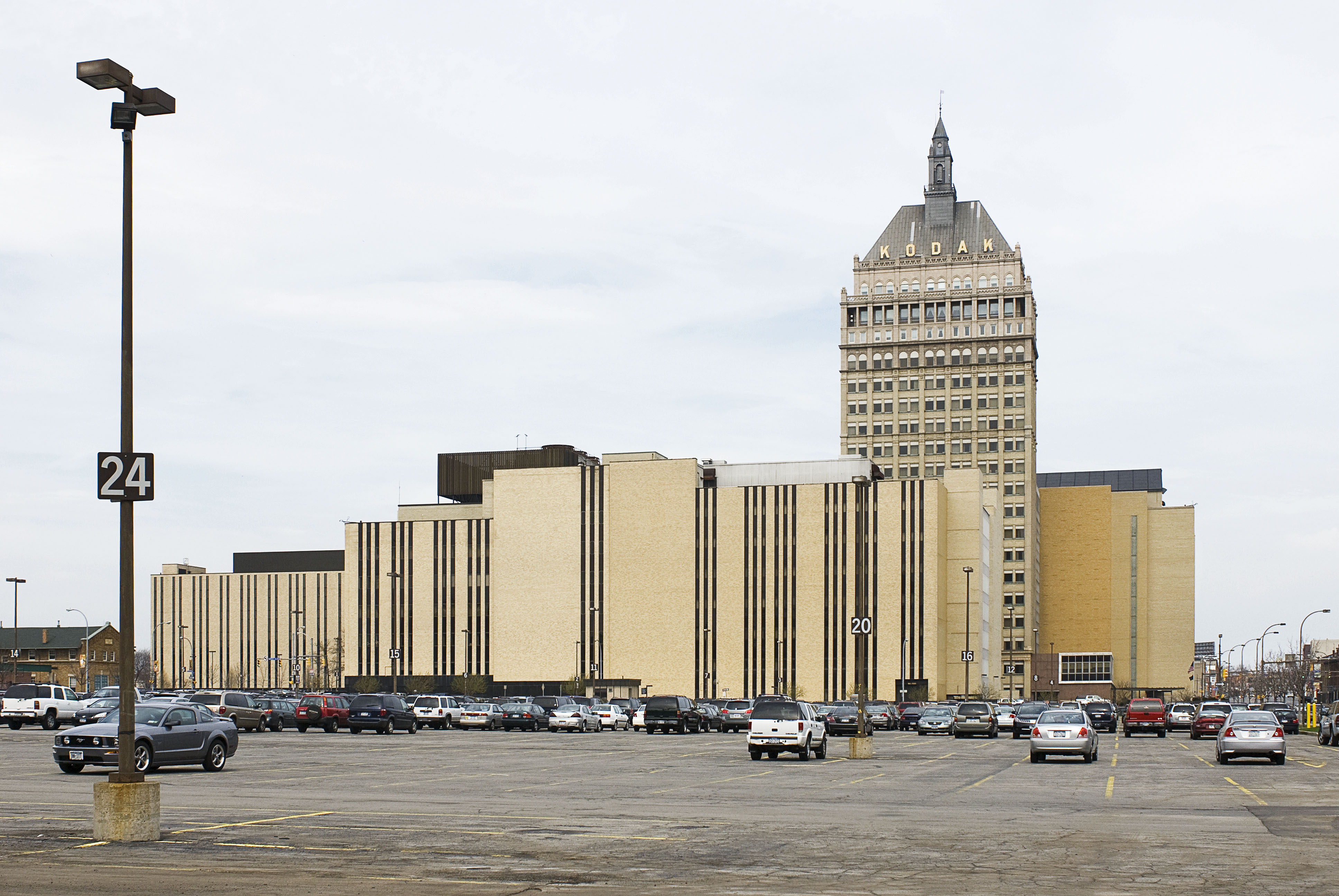 Der halbleere Parkplatz vor dem Kodak-Verwaltungsgebäude bestärkte Leuteneggers Gefühl einer leeren Stadt.