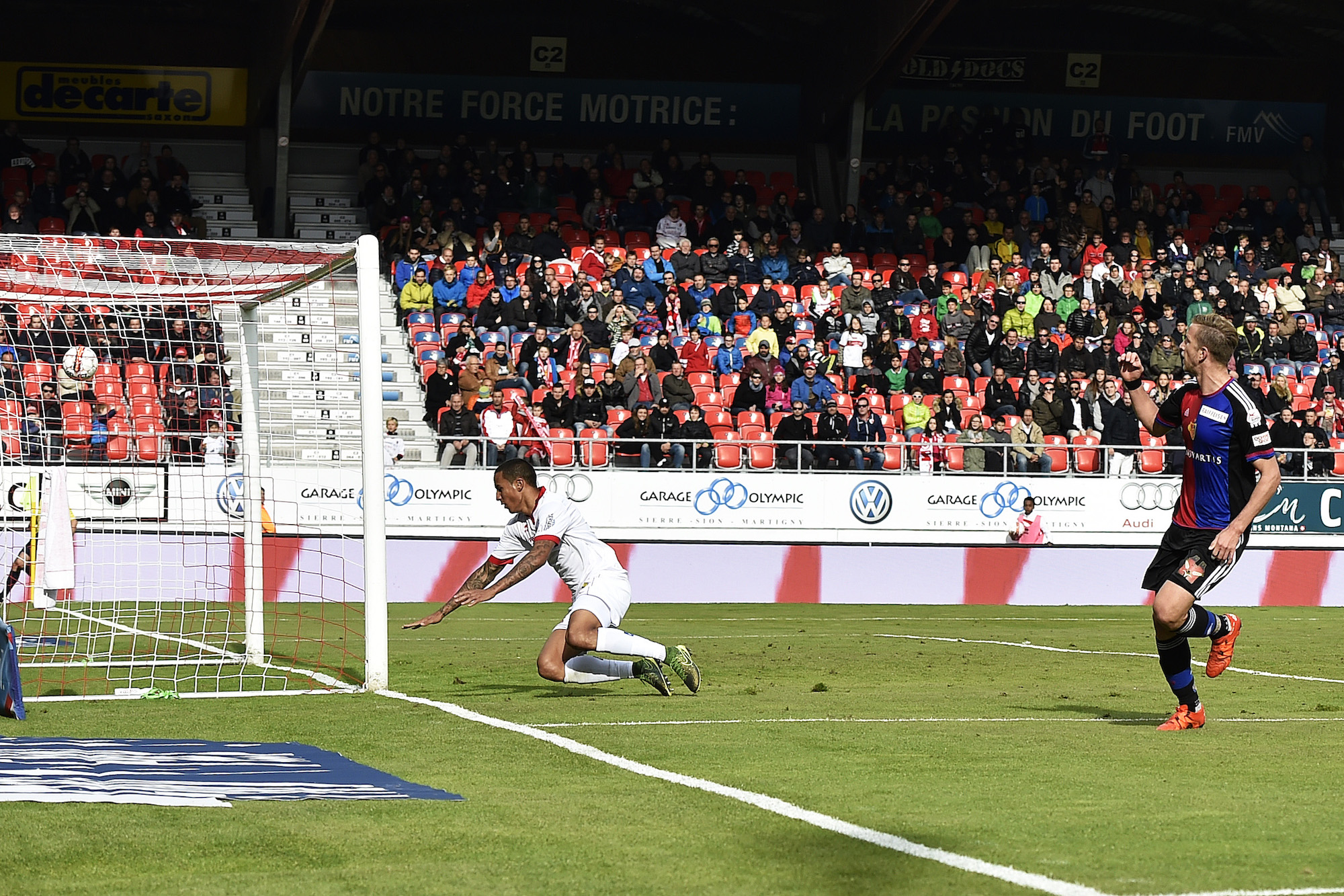 18.10.2015; Sion; Fussball Super League - FC Sion - FC Basel; Marc Janko (Basel) erzielt das Tor zum 0:2 gegen Leo Lacroix (Sion) (Urs Lindt/freshfocus)