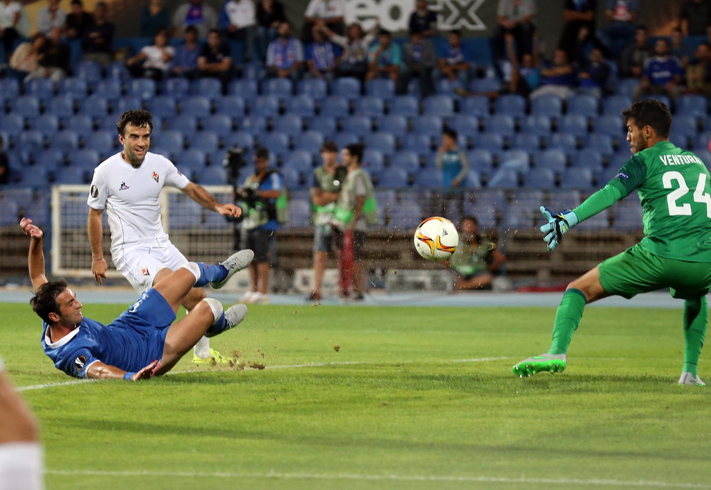 Belenenses� Tonel, left, deflects a ball headed to Fiorentina's Giuseppe Rossi, second from left, and scores an own goal past Belenenses goalkeeper Ventura, right, during the Europa League group I soccer match between Belenenses and Fiorentina at the Restelo stadium in Lisbon, Thursday, Oct. 1 2015. (AP Photo/Armando Franca)