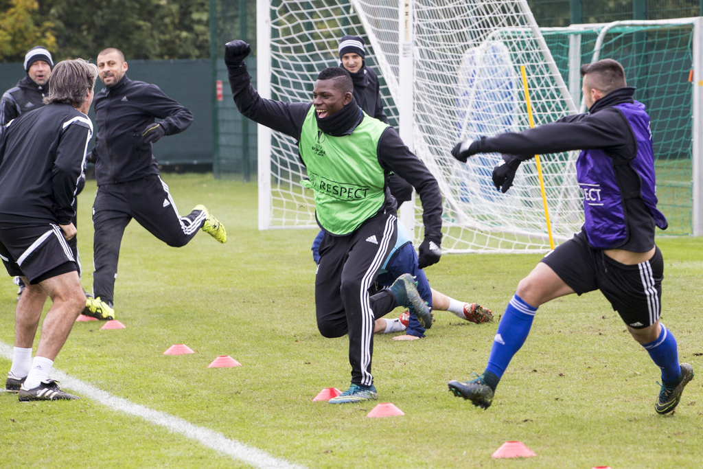Assitant Coach Marco Walker, Head Coach Urs Fischer, Samuel Walter, Breel Embolo and Taulant Xhaka, from left to right, of Switzerland's soccer team FC Basel, during a training session in the St. Jakob-Park training area in Basel, Switzerland, on Wednesday, October 21, 2015. Switzerland's FC Basel 1893 is scheduled to play against Portugal's C.F. Os Belenenses in an UEFA Europa League group I group stage matchday 3 soccer match on Thursday, October 22, 2015. (KEYSTONE/Patrick Straub)