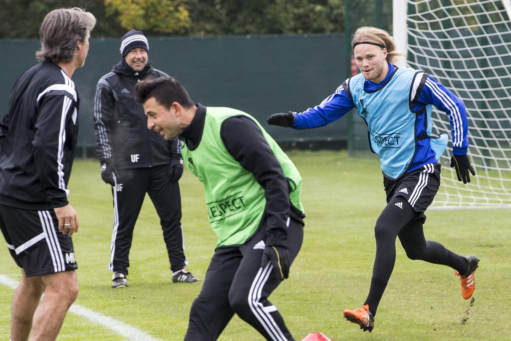 Assitant Coach Marco Walker, Head Coach Urs Fischer, Davide Cala and Birkir Bjarnason, from left to right, of Switzerland's soccer team FC Basel, during a training session in the St. Jakob-Park training area in Basel, Switzerland, on Wednesday, October 21, 2015. Switzerland's FC Basel 1893 is scheduled to play against Portugal's C.F. Os Belenenses in an UEFA Europa League group I group stage matchday 3 soccer match on Thursday, October 22, 2015. (KEYSTONE/Patrick Straub)