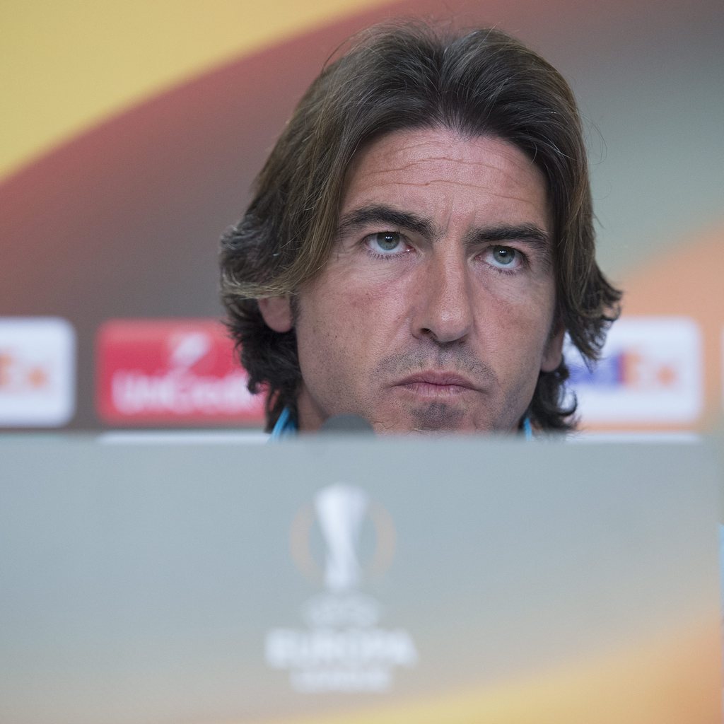 epa04987330 Ricardo Sa Pinto, head coach of Portugal's soccer team Os Belenenses, speaks during a press conference in the St. Jakob-Park stadium in Basel, Switzerland, 21 October 2015. Portugal's C.F. Os Belenenses is scheduled to play against Switzerland's FC Basel 1893 in an UEFA Europa League group I group stage matchday 3 soccer match on 22 October 2015. EPA/GEORGIOS KEFALAS