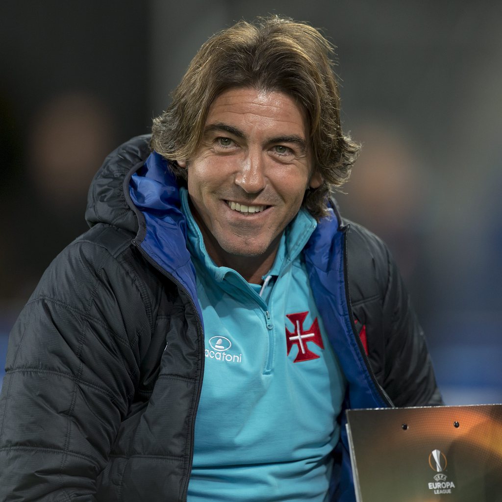 epa04987450 Ricardo Sa Pinto, head coach of Portugal's soccer team Os Belenenses, during a training session at St. Jakob-Park stadium, in Basel, Switzerland, 21 October 2015. C.F. Os Belenenses is scheduled to play against Switzerland's FC Basel 1893 in an UEFA Europa League group I group stage matchday 3 soccer match on Thursday, October 22, 2015. EPA/GEORGIOS KEFALAS