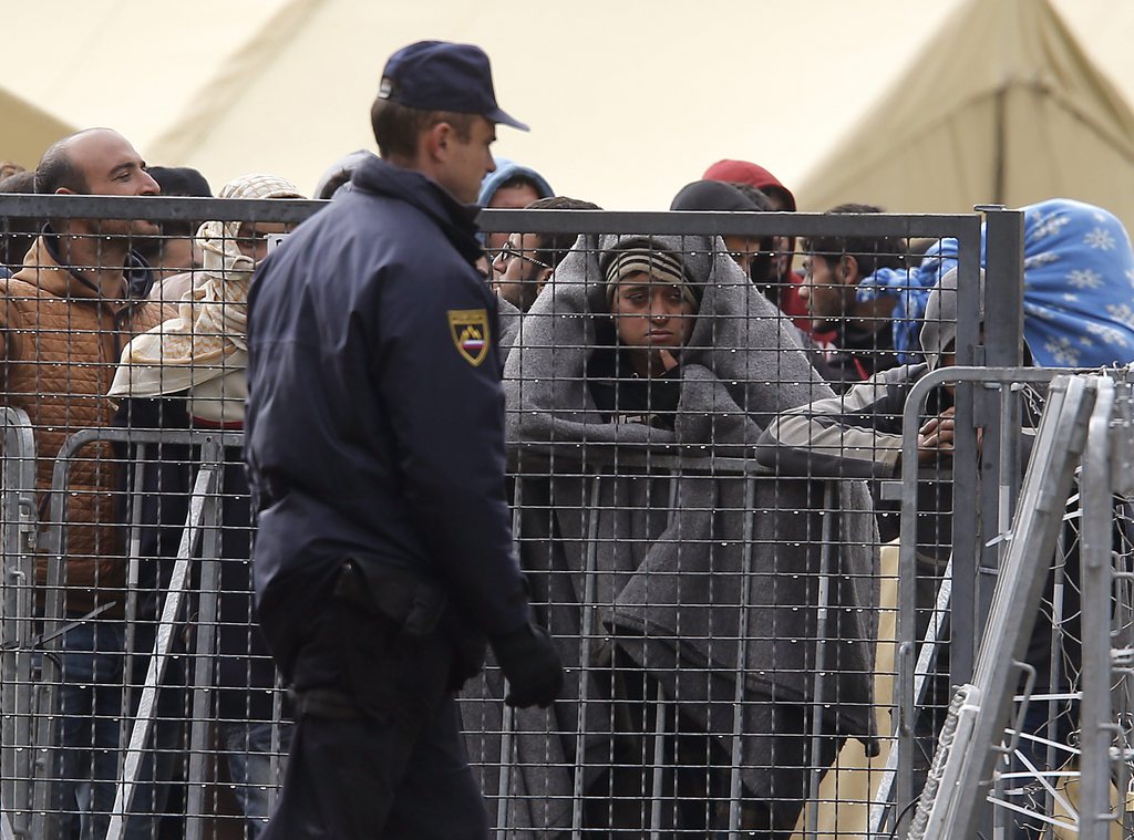 Nachdem Flüchtlinge warten in Bresice, Slowenien, auf den Transport nach Österreich. (EPA/ANTONIO BAT)