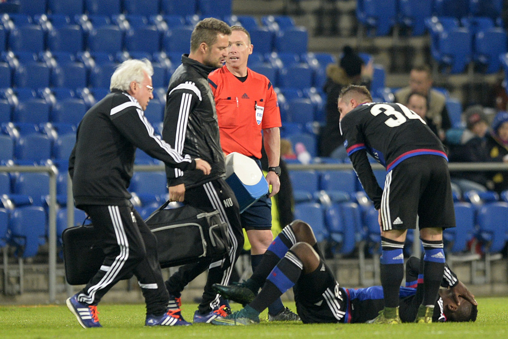 Basel's injured Breel Embolo needs a medical treatment during the UEFA Europa League group I group stage matchday 3 soccer match between Switzerland's FC Basel 1893 and Portugal's C.F. Os Belenenses at the St. Jakob-Park stadium in Basel, Switzerland, on Thursday, October 22, 2015. (KEYSTONE/Georgios Kefalas)