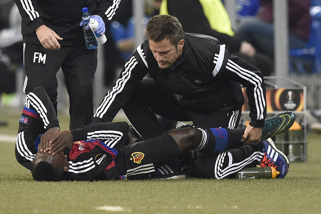 Basel's Breel Embolo lies injured on the pitch during the UEFA Europa League group I group stage matchday 3 soccer match between Switzerland's FC Basel 1893 and Portugal's C.F. Os Belenenses at the St. Jakob-Park stadium in Basel, Switzerland, on Thursday, October 22, 2015. (KEYSTONE/Peter Schneider)