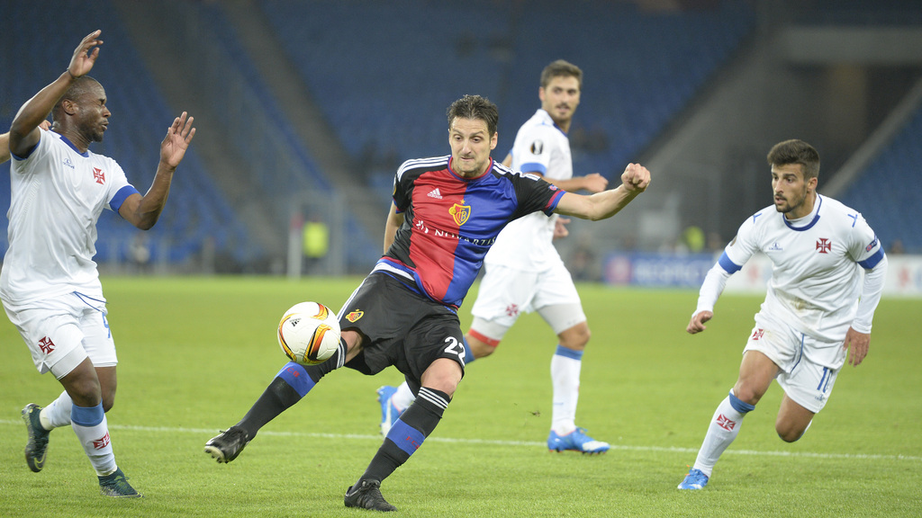 Basel's Zdravko Kuzmanovic, center, in action during the UEFA Europa League group I group stage matchday 3 soccer match between Switzerland's FC Basel 1893 and Portugal's C.F. Os Belenenses at the St. Jakob-Park stadium in Basel, Switzerland, on Thursday, October 22, 2015. (KEYSTONE/Georgios Kefalas)